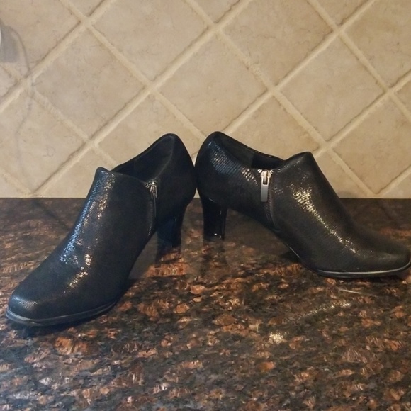 Trotters Shoes - Trotters ankle Booties. Size 6